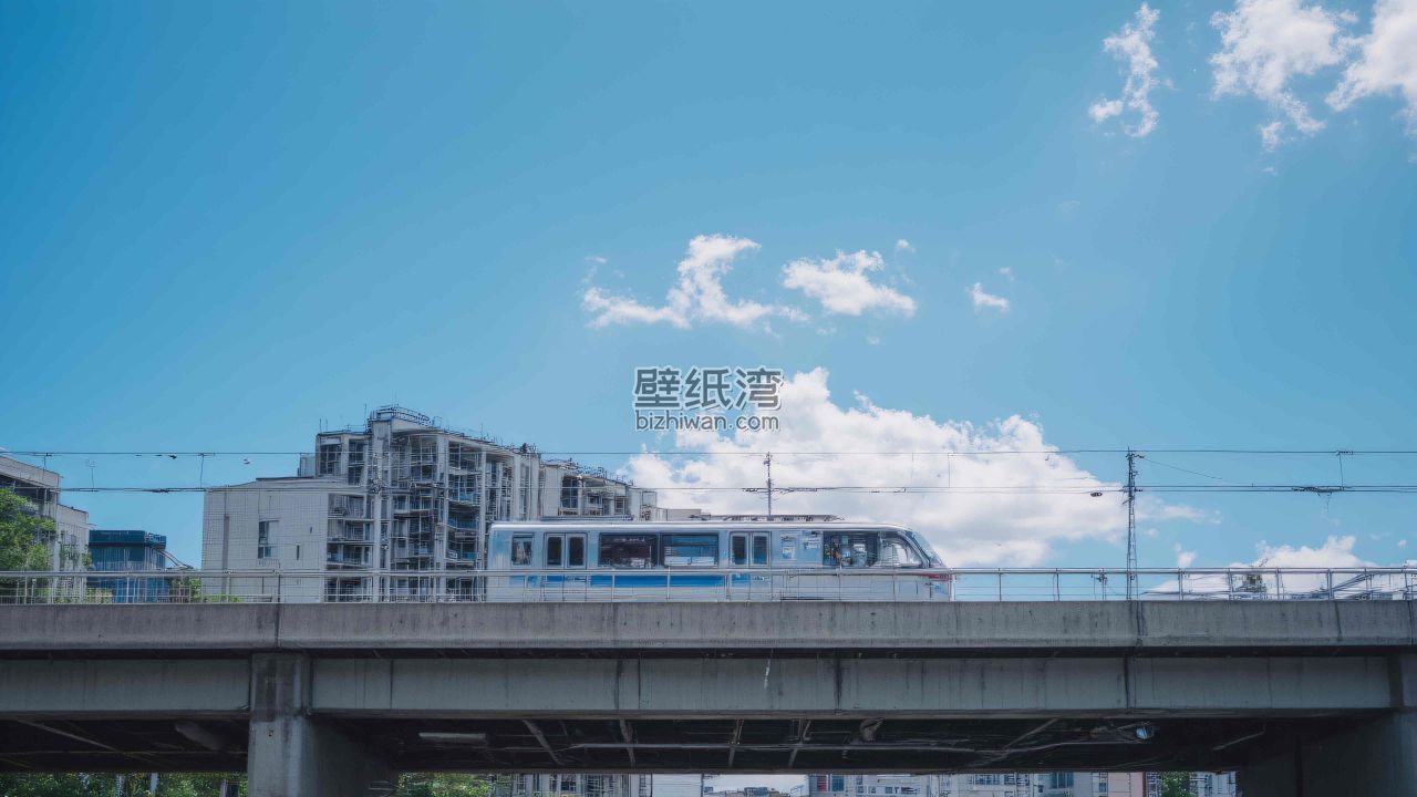 蓝天下城市高架桥上的列车风景手机壁纸图片