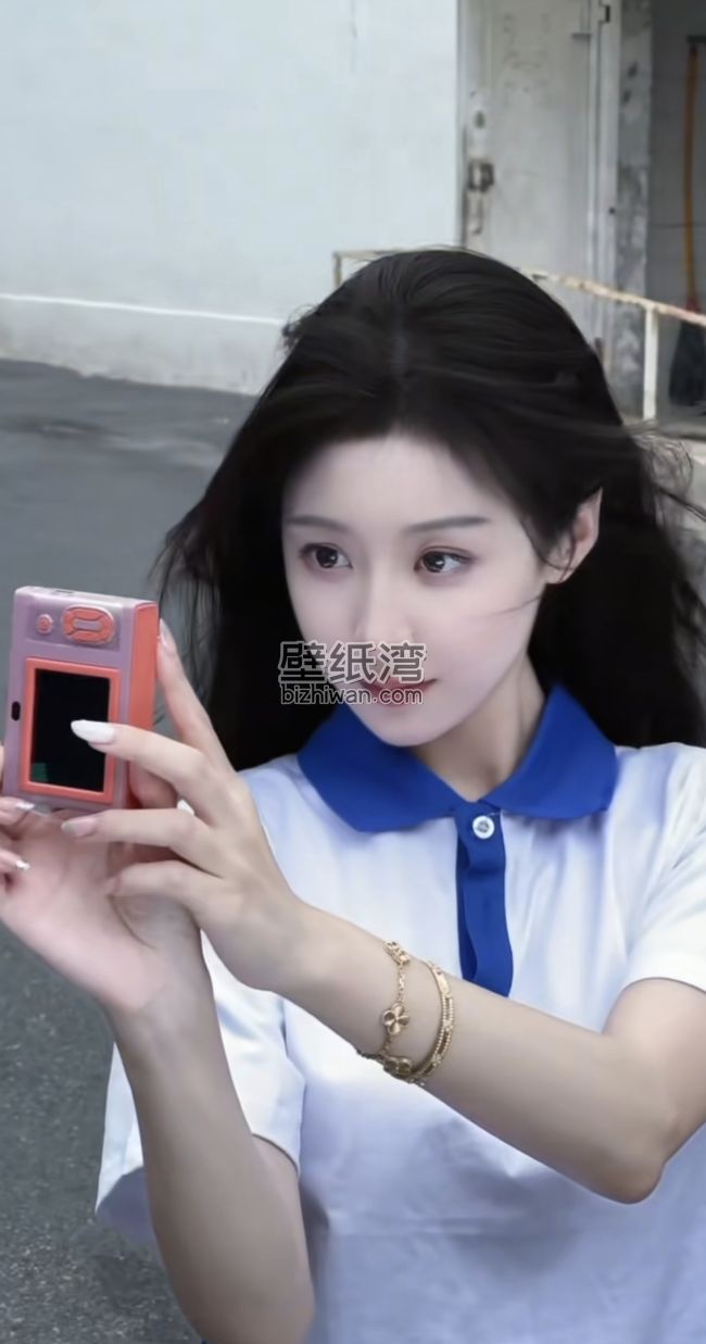 身穿短袖校服的青春美少女自拍，清新自然风格手机壁纸图片