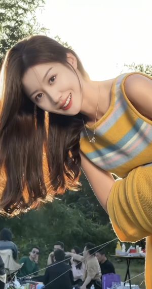户外野餐时穿着条纹毛衣的长发美女手机壁纸图片