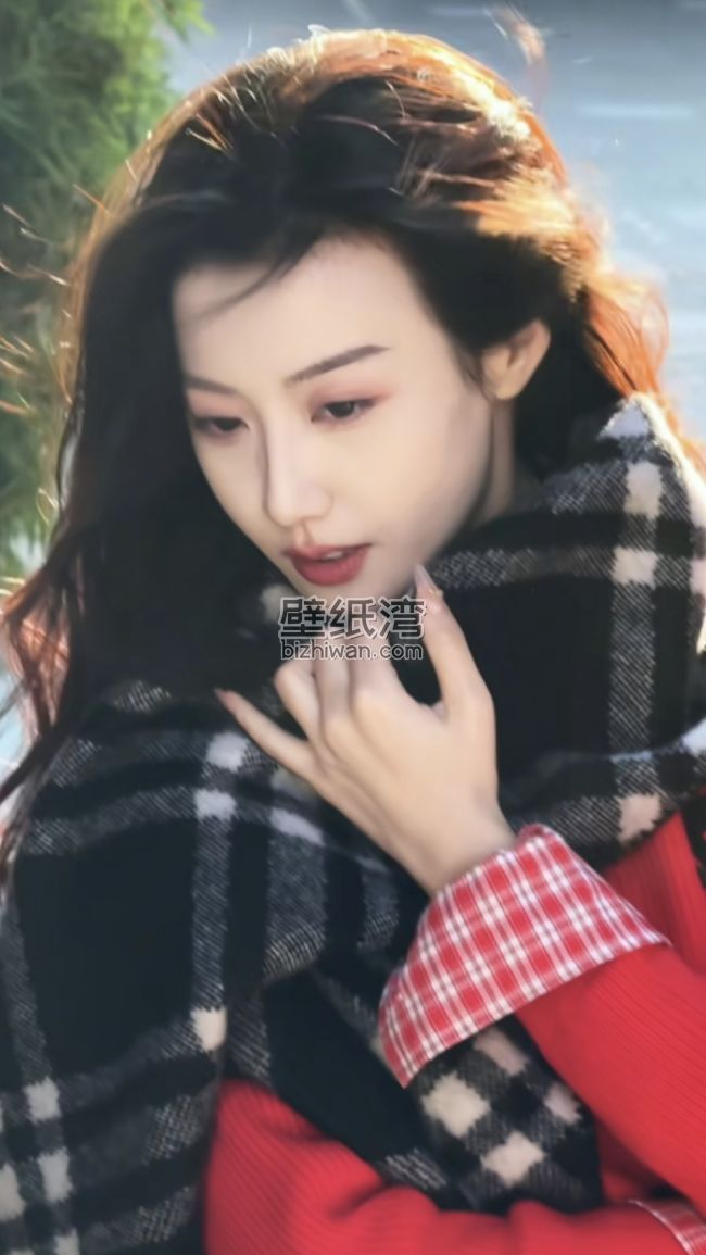 围着黑白格子围巾，穿着红色衣服，手托下巴的美女手机壁纸图片