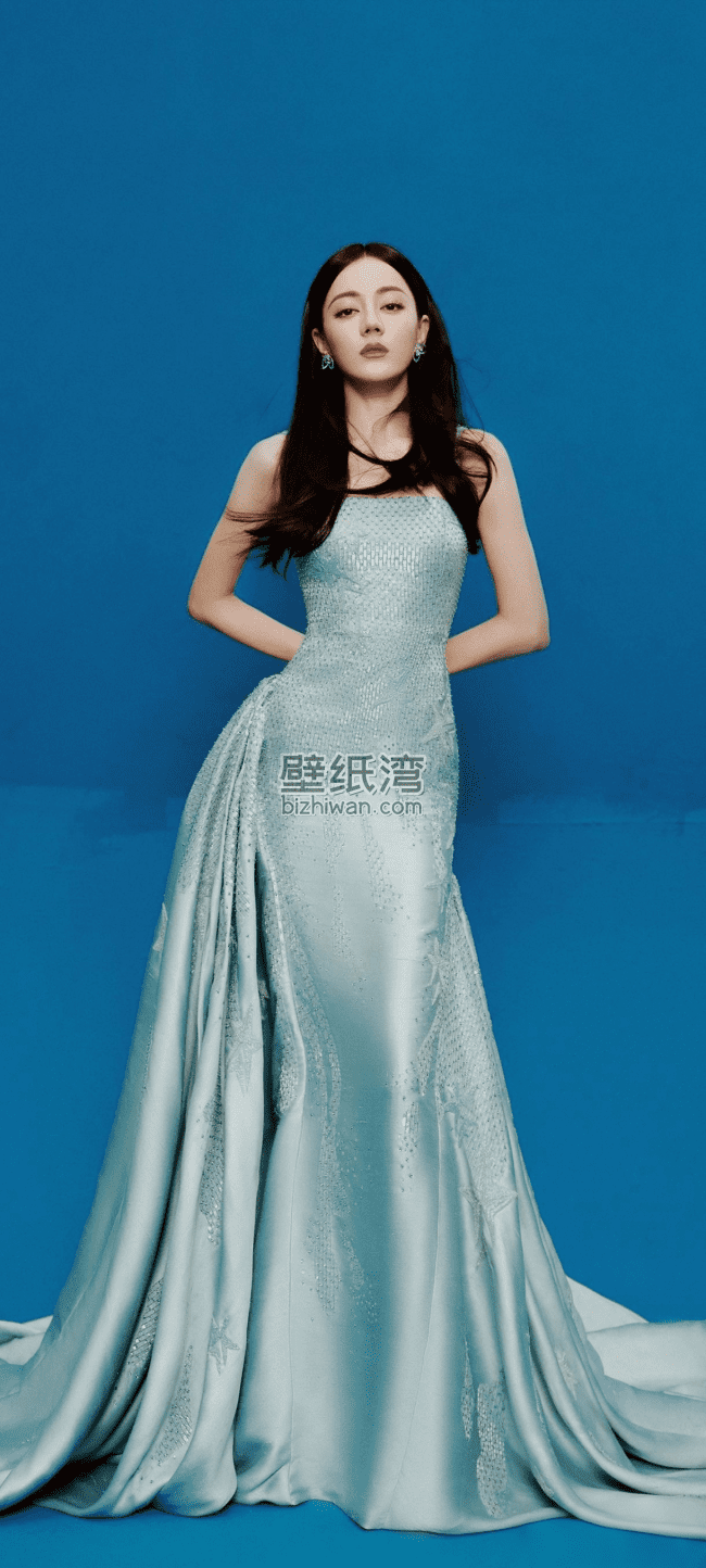迪丽热巴身着淡蓝色长裙，长发飘逸，蓝色手机壁纸图片