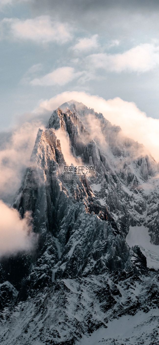 雪山之巅云雾缭绕手机壁纸图片