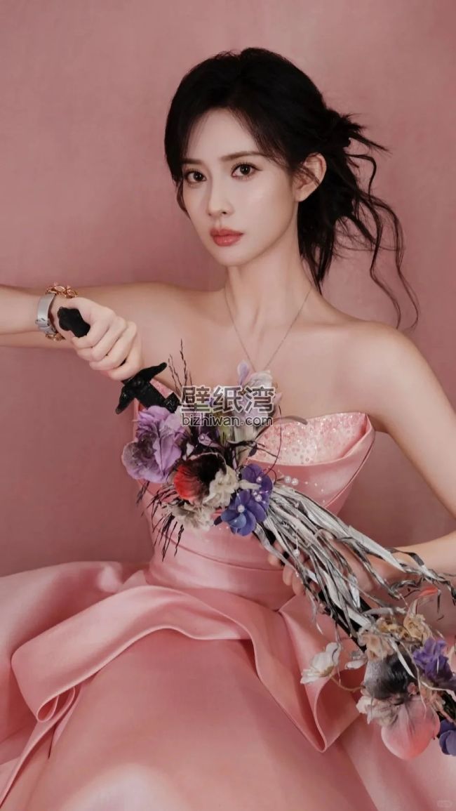 孟子义身穿粉色礼服，手持花束，粉红色背景壁纸图片