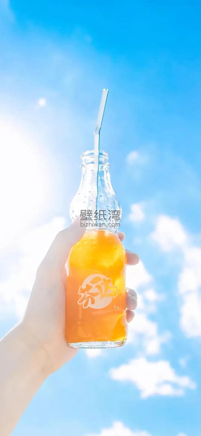 手握装有橙色饮料的玻璃瓶，蓝天白云