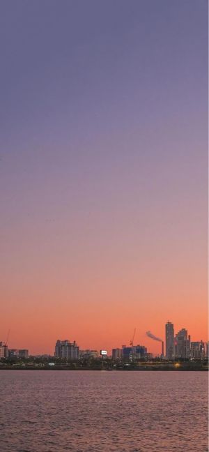 海边城市在日落时分的风景 手机壁纸