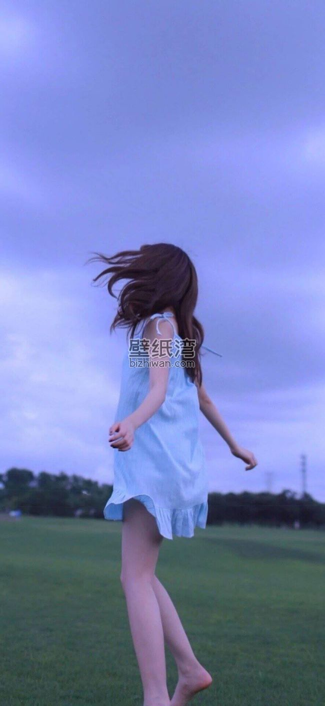长发女孩在草地上奔跑 阴天的天空 手机壁纸