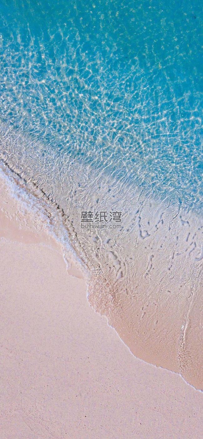 清澈的海水轻拍在沙滩上，形成美丽的波纹 888x1920手机壁纸