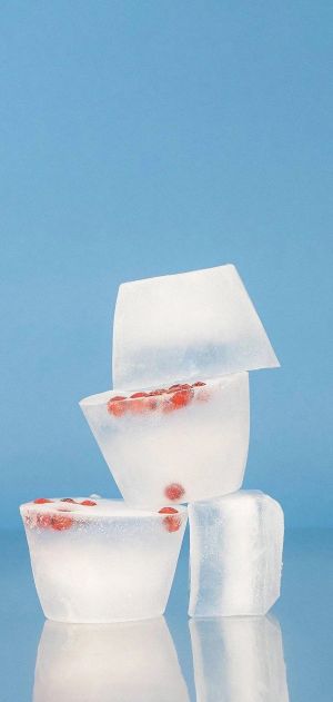 冰块堆叠，红色果实，蓝色背景手机图片壁纸