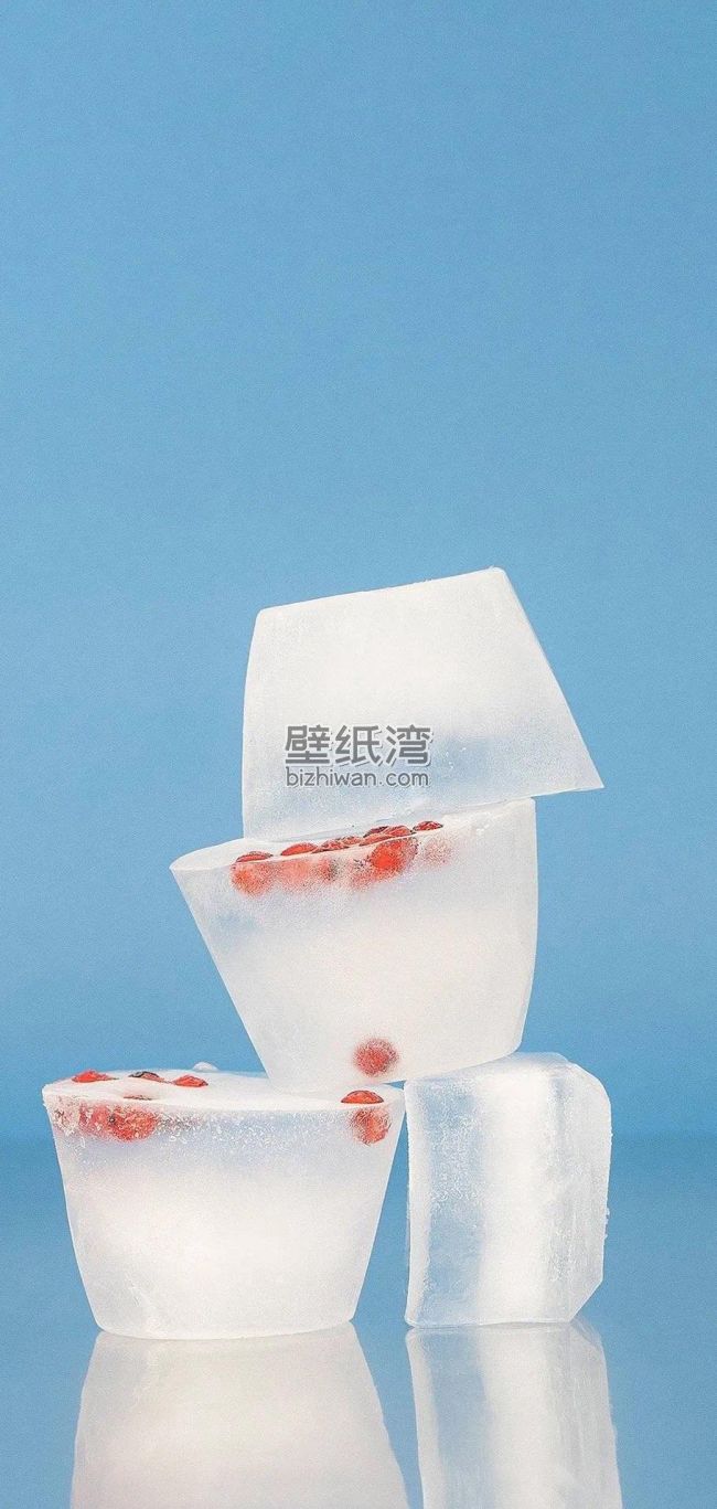 冰块堆叠，红色果实，蓝色背景手机图片壁纸