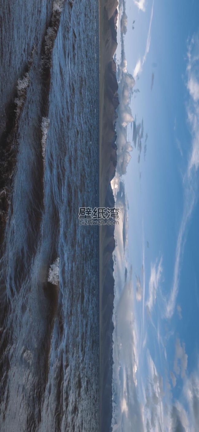 海边沙滩与蓝天白云的自然风光
