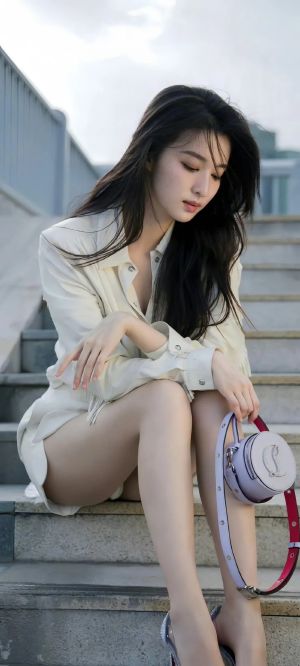 王楚然坐在楼梯上，穿着白色外套和短裤，手提紫色包，手机壁纸