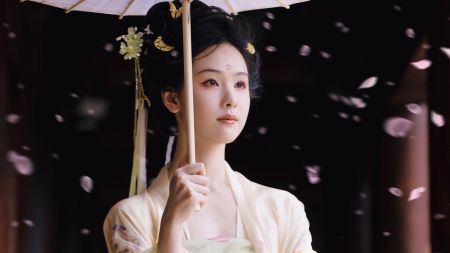 陈都灵古装，手持油纸伞，花瓣飘落，电脑壁纸图片