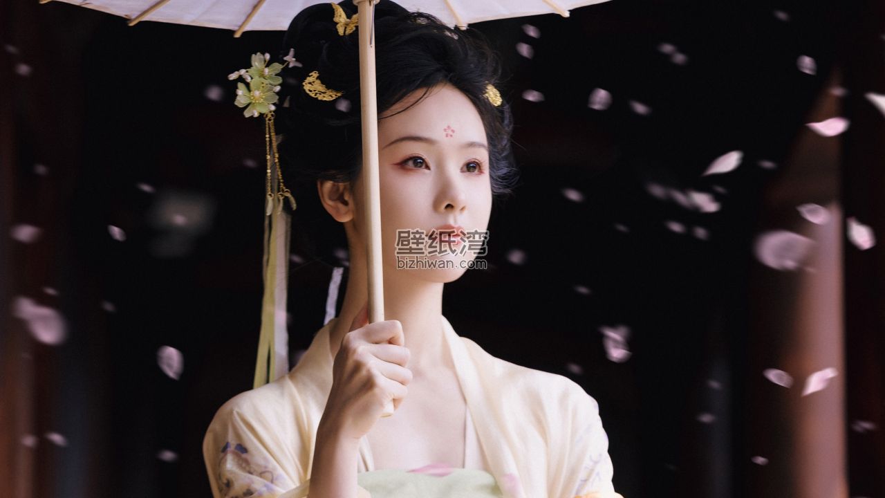 陈都灵古装，手持油纸伞，花瓣飘落，电脑壁纸图片