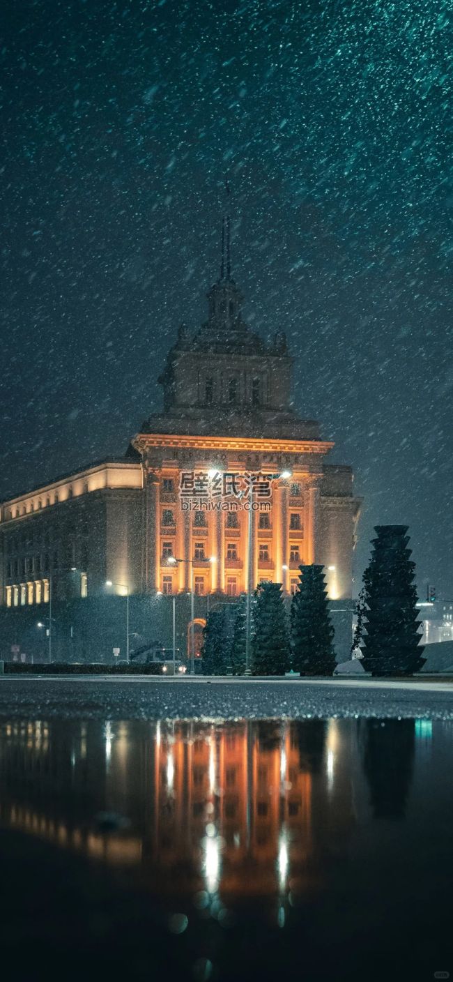 夜晚雪景中的建筑倒影