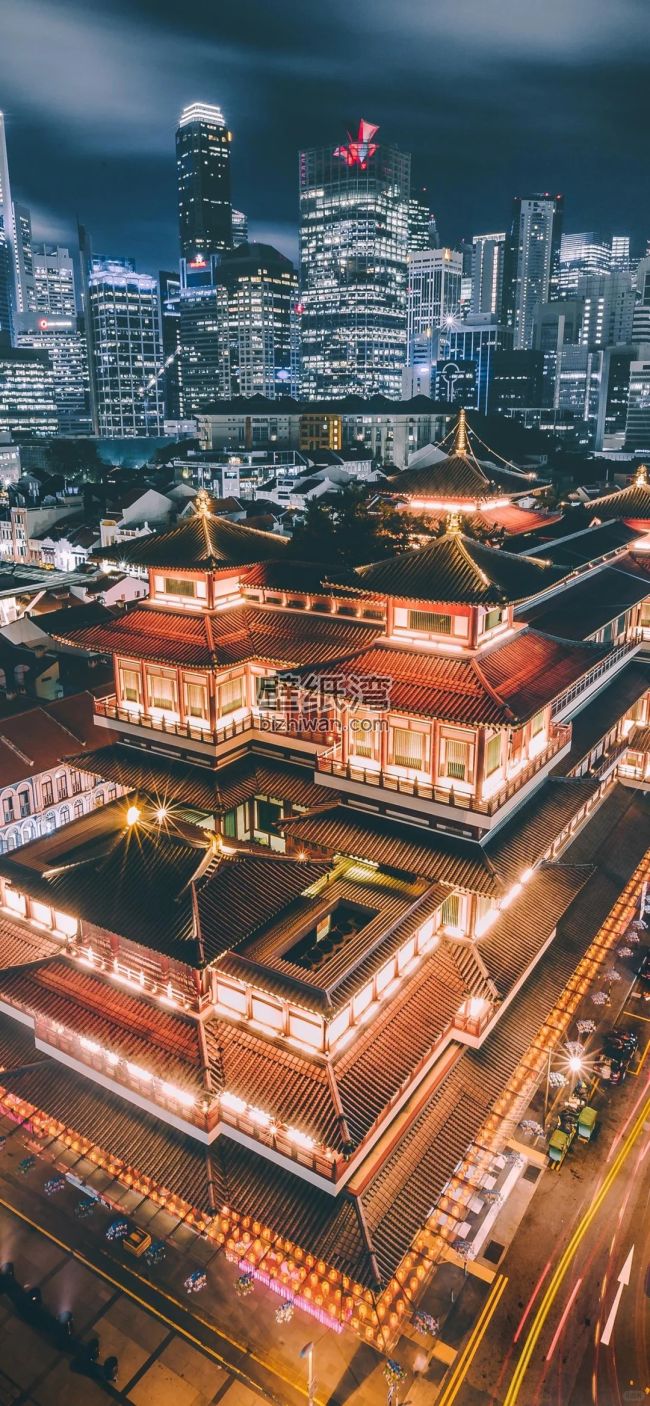 新加坡夜景中的传统建筑与现代高楼手机壁纸