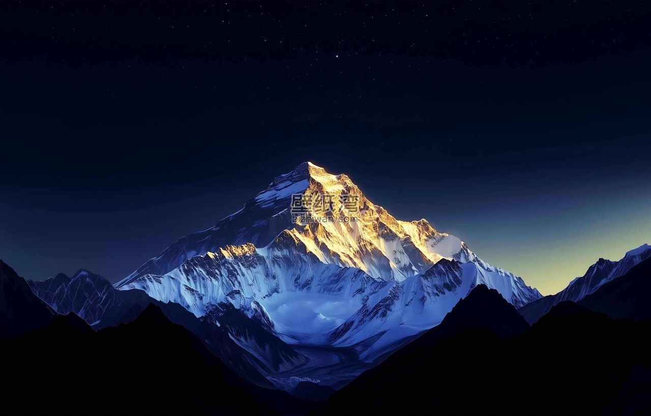 夜空下的雪山在月光照射下闪耀光芒，4k高清电脑桌面壁纸