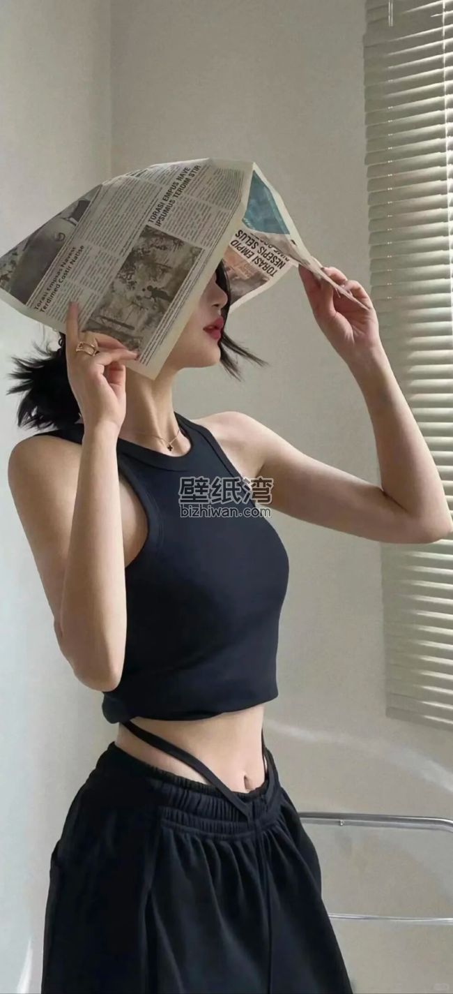 性感美女用报纸遮住脸手机壁纸图片