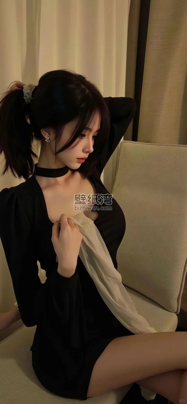 美女坐在沙发上，穿着黑色连衣裙，1080x2337手机壁纸图片