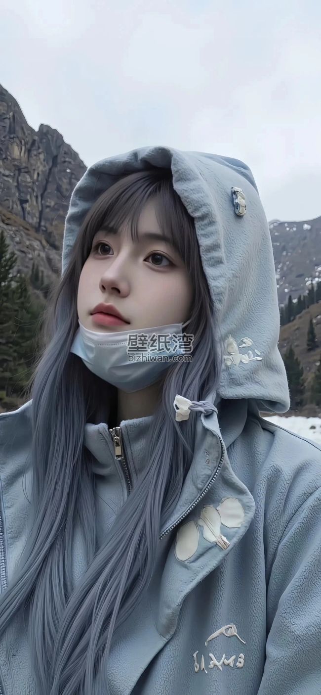 长发女孩在雪山下戴着口罩和连帽外套