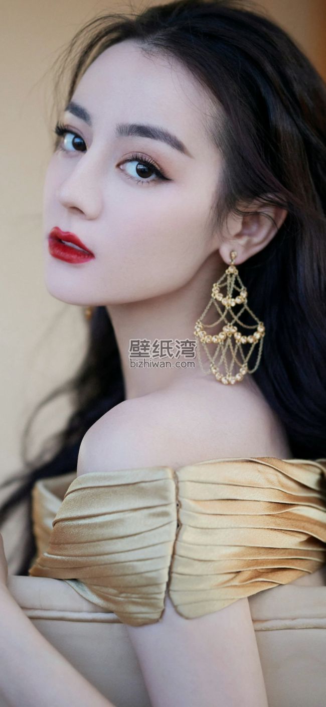 迪丽热巴佩戴金色耳环，身穿褶皱设计的金色上衣，手机壁纸