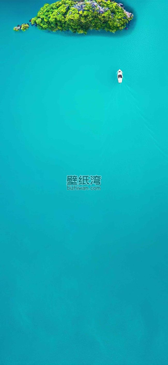 一艘小船在清澈的蓝色海水中航行，远处是绿色植被覆盖的小岛 1892*4096图片