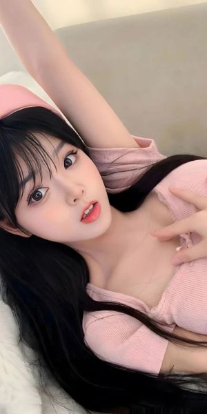 穿着粉色短袖的长发美女躺在沙发上 手机壁纸图片