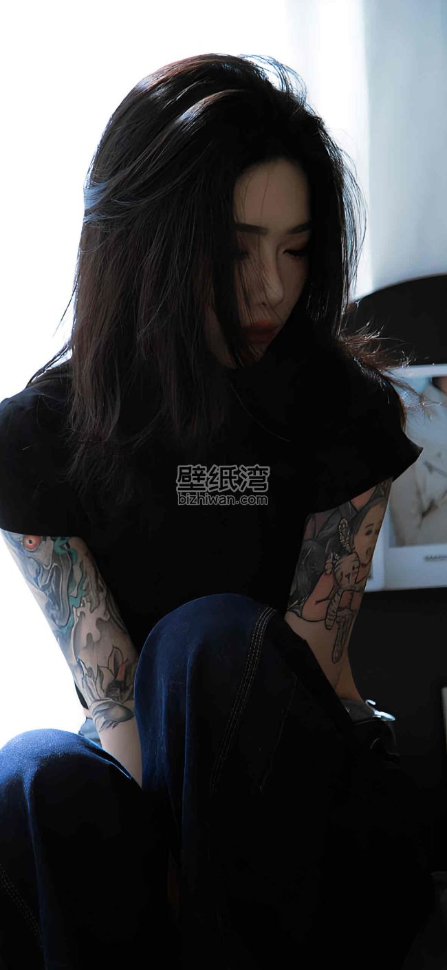长发纹身美女，手臂纹身土图片
