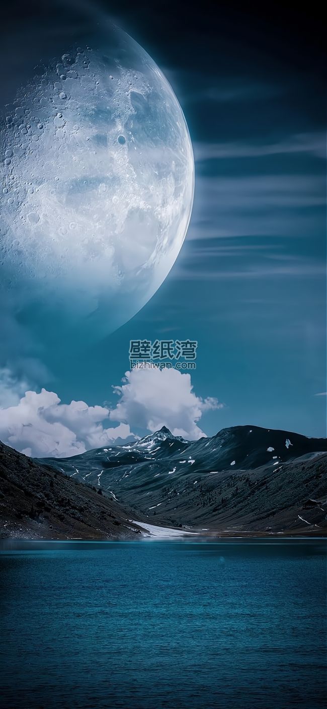 夜空中的巨大月亮与雪山湖泊