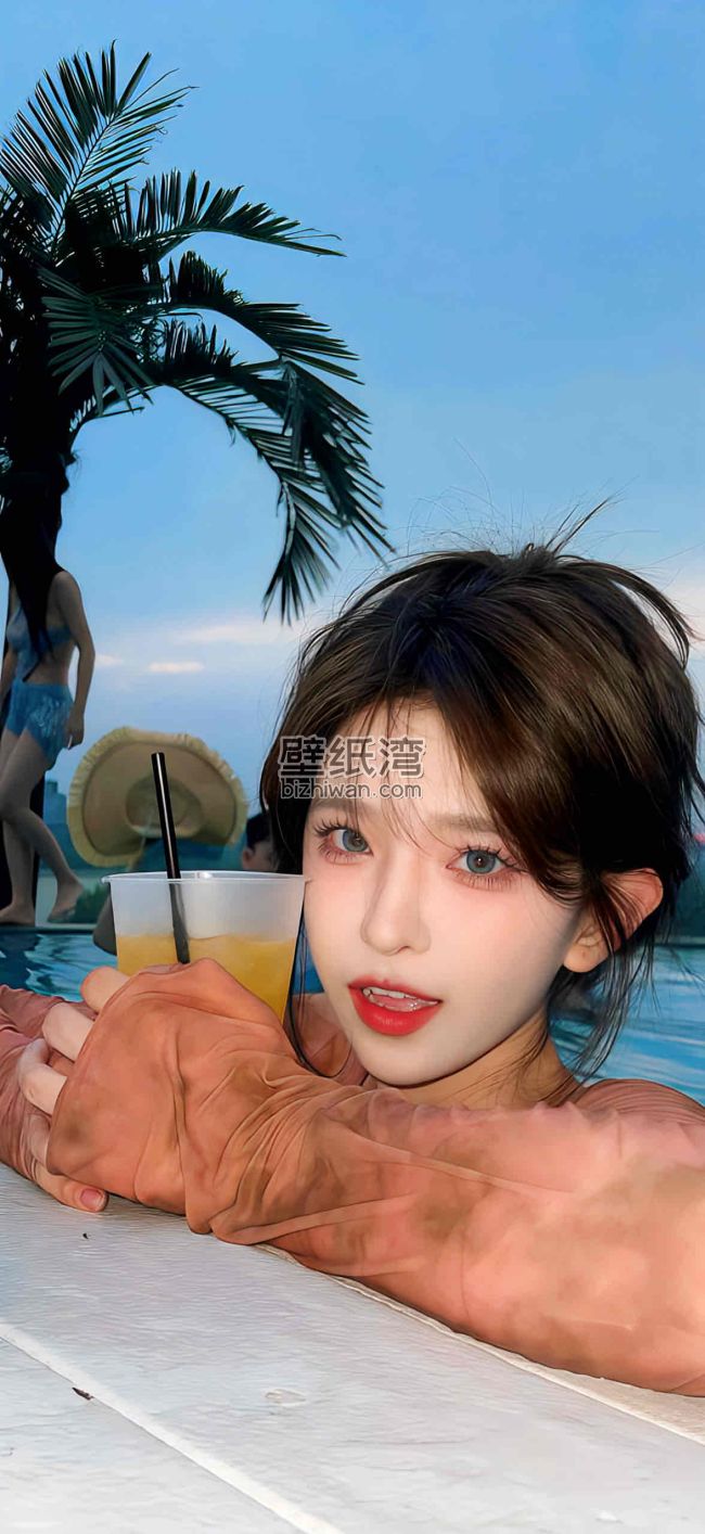 泳池边的年轻美女手持饮料，棕榈树和游泳的人