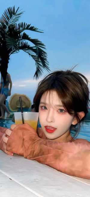 泳池边的年轻美女手持饮料，棕榈树和游泳的人