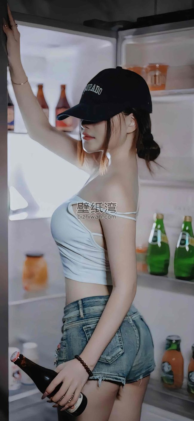 美女在冰箱前手持啤酒瓶，穿着露脐上衣和牛仔短裤