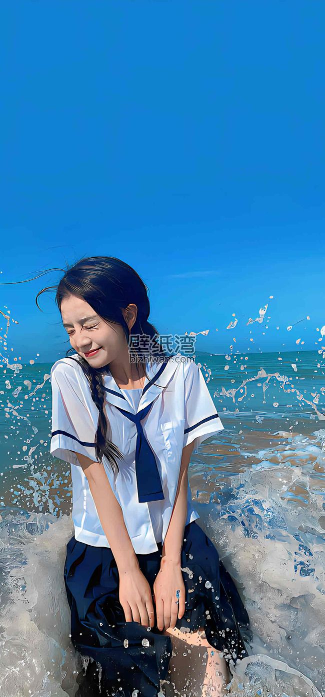 穿着水手服的女孩在海边微笑