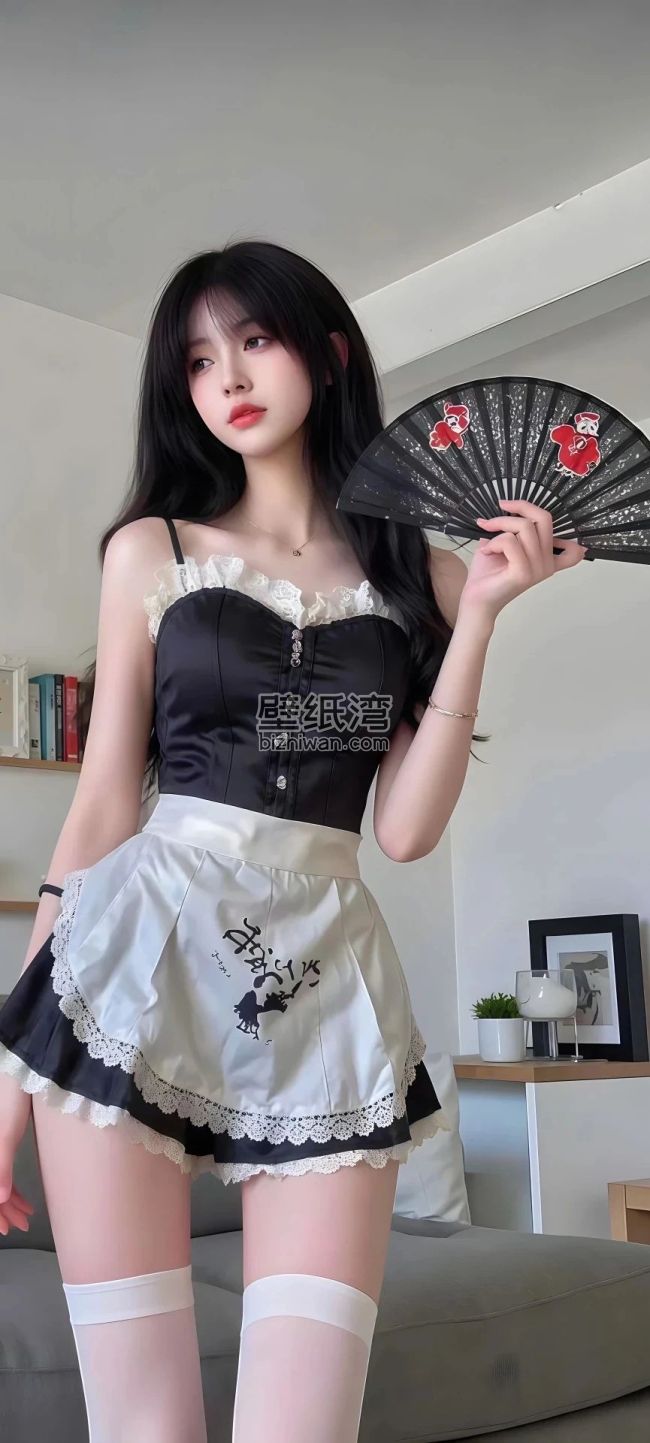 性感美女穿着女仆装和白丝袜，手持黑色扇子，手机壁纸