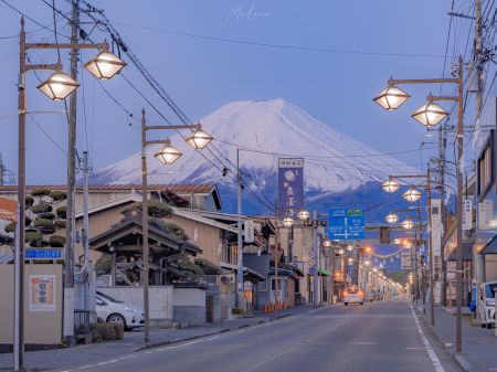 富士山下的小镇街道 电线杆 路灯 4K高清电脑桌面壁纸