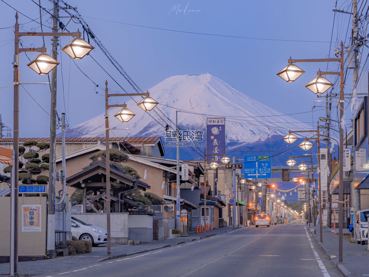 富士山下的小镇街道 电线杆 路灯 4K高清电脑桌面壁纸