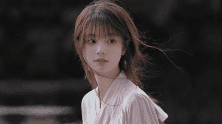 青春美丽少女穿着白色衣服 4K电脑壁纸下载