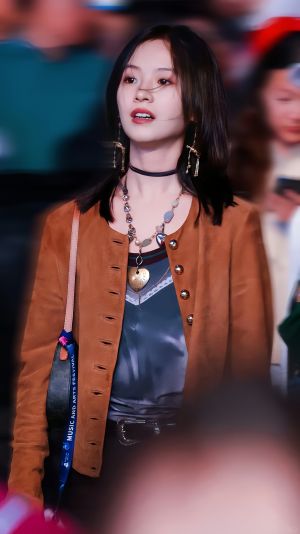 李庚希穿着棕色外套和蓝色上衣，佩戴项链和耳环，5K手机壁纸