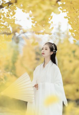 身穿汉服的古风美女在银杏树下拿着纸伞手机壁纸