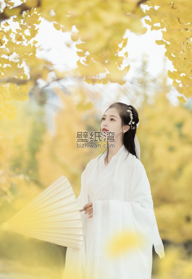 身穿汉服的古风美女在银杏树下拿着纸伞手机壁纸
