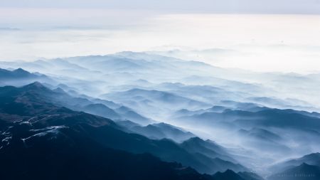 云海中的连绵山脉 4k高清电脑壁纸