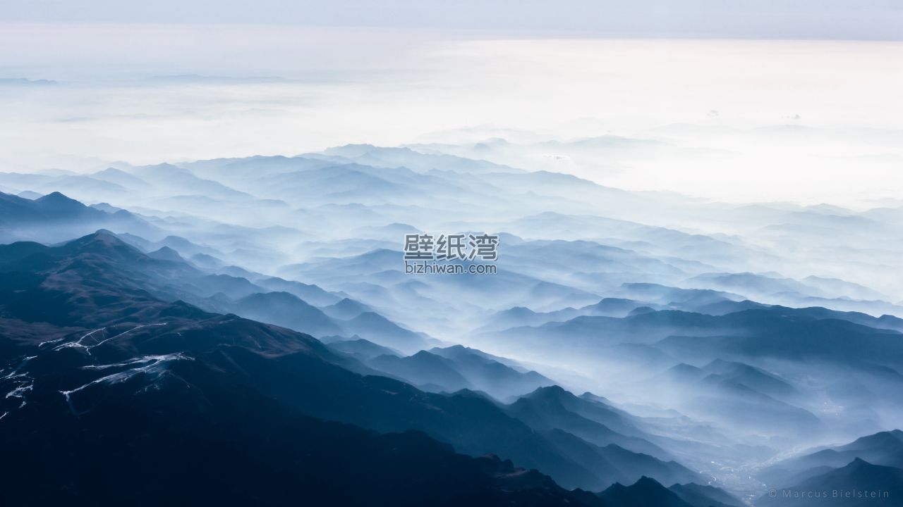 云海中的连绵山脉 4k高清电脑壁纸