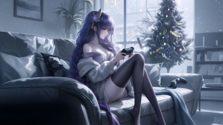 紫色长发的动漫美女穿着黑丝坐在沙发上玩游戏 圣诞树 书架 电脑壁纸