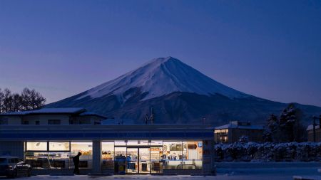 富士山前的便利店夜景 8K壁纸图片下载