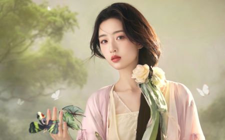 邓恩熙身穿淡粉色古装，绿色的树木和蝴蝶，国风漂亮美女，4K电脑桌面壁纸