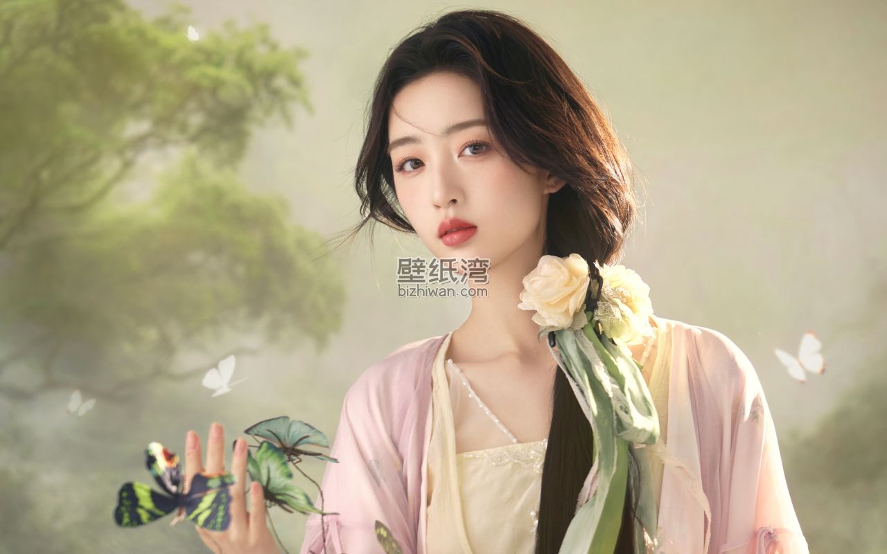 邓恩熙身穿淡粉色古装，绿色的树木和蝴蝶，国风漂亮美女，4K电脑桌面壁纸