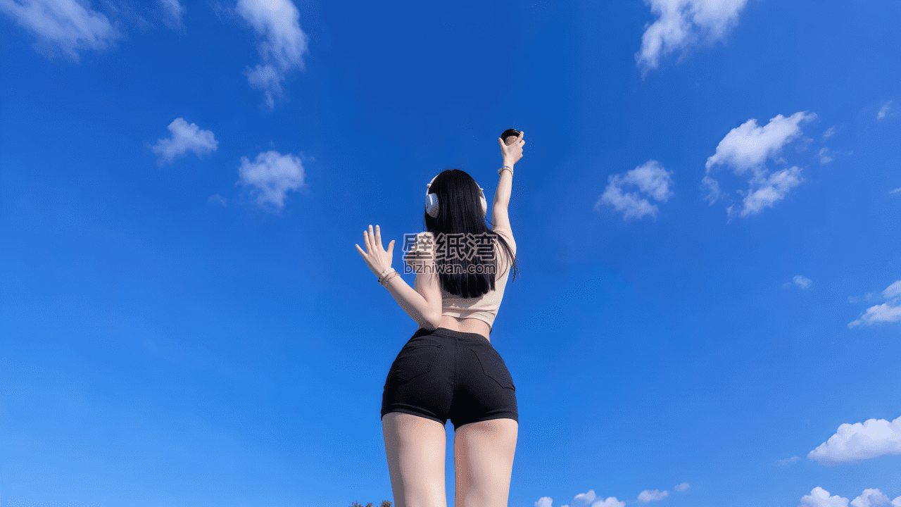 长发美女背影，穿着黑色短裤，戴着耳机，双手举起，站在蓝天白云下 4K壁纸