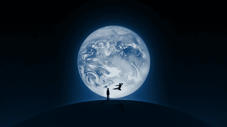 夜晚的地球背景下，两个人影站在山丘上 微信经典背景壁纸图片
