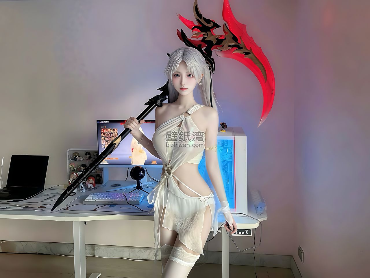 动漫cosplay美女，手持武器的白发美女 4320*3240壁纸图片