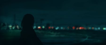 夜晚城市灯光下的女孩剪影 6K壁纸图片