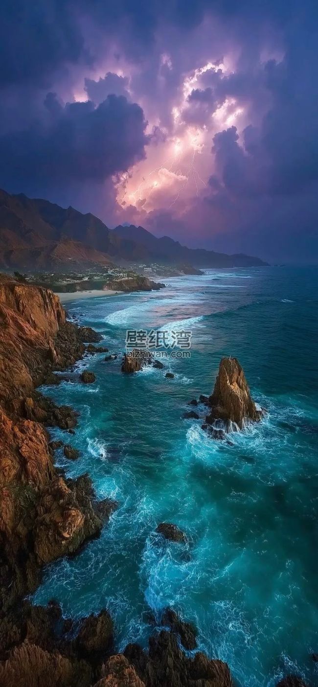 海岸线上的壮丽景色，岩石与海浪在紫色天空下交织